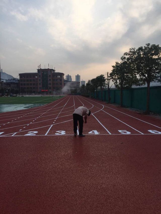 BOB半岛塑胶跑道厂家丨无溶剂全塑型自结纹塑胶跑道有什么亮点呢？(图3)